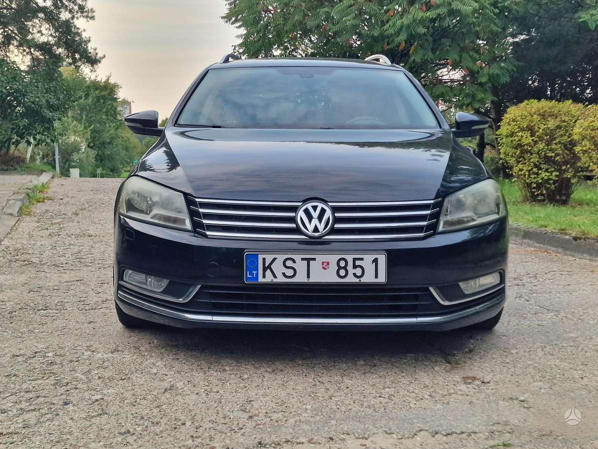 Volkswagen Passat 2012 — rear view