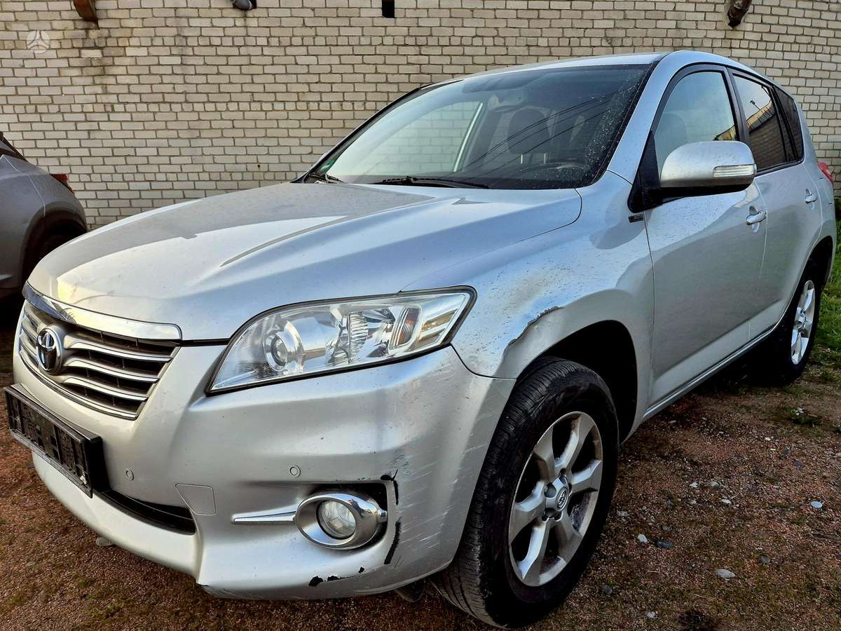 Toyota RAV4 2010 — салон
