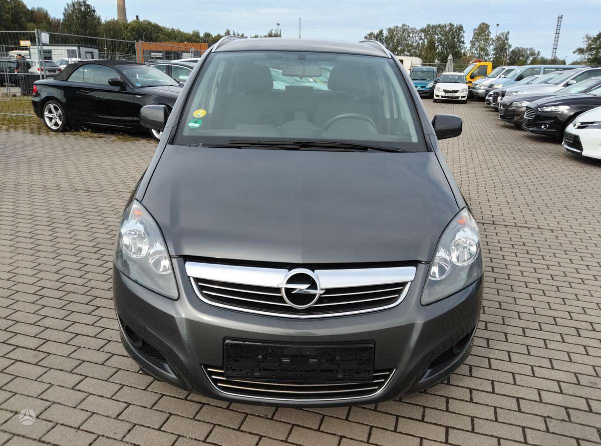 Opel Zafira 2011 — вигляд ззаду