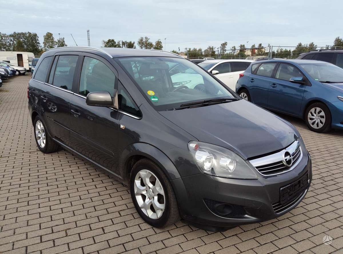 Opel Zafira 2011 — салон