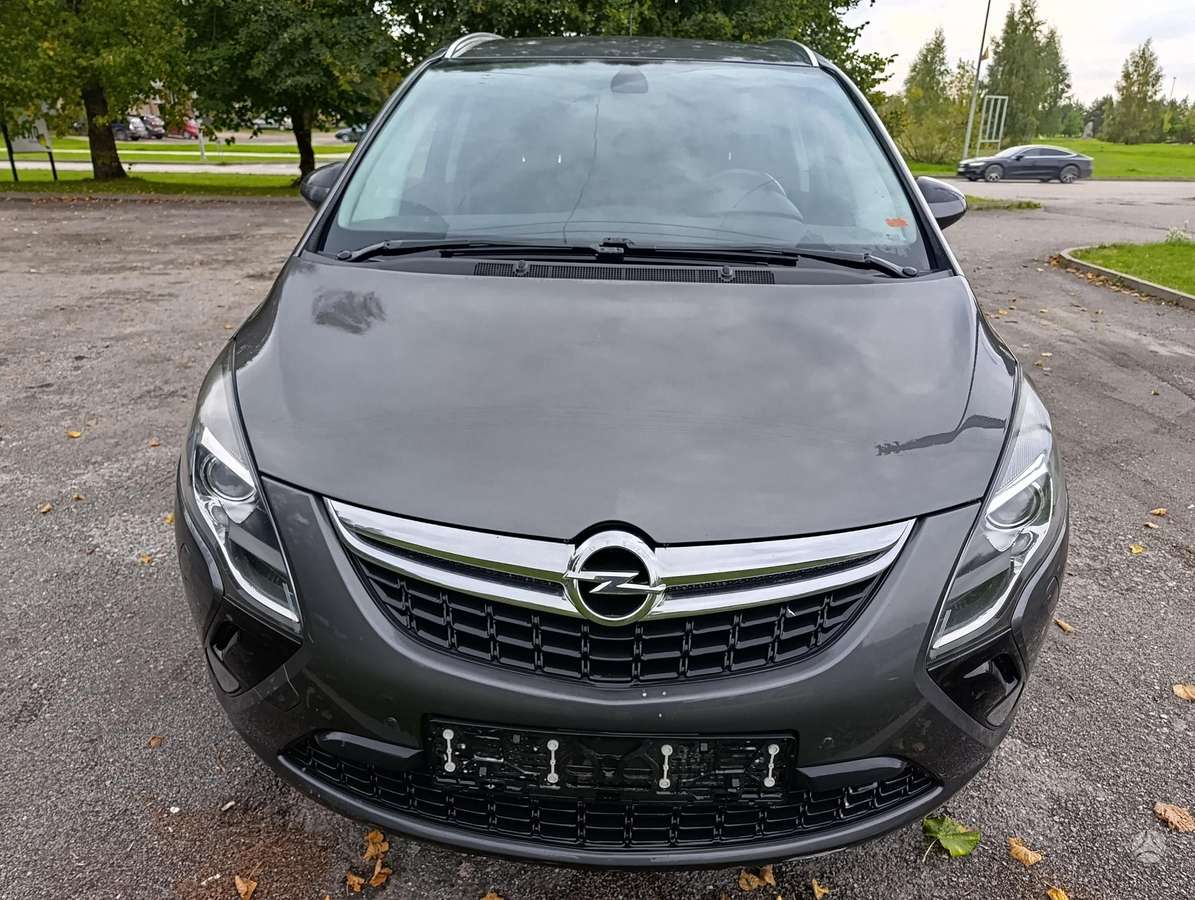 Opel Zafira 2012 — rear view