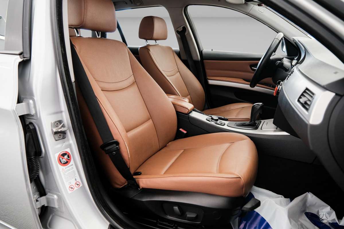 BMW 320 2010 — photo 11
