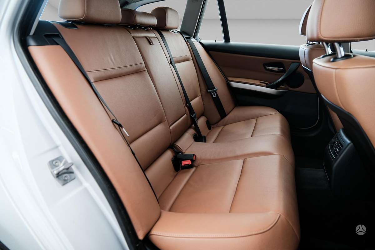 BMW 320 2010 — photo 12