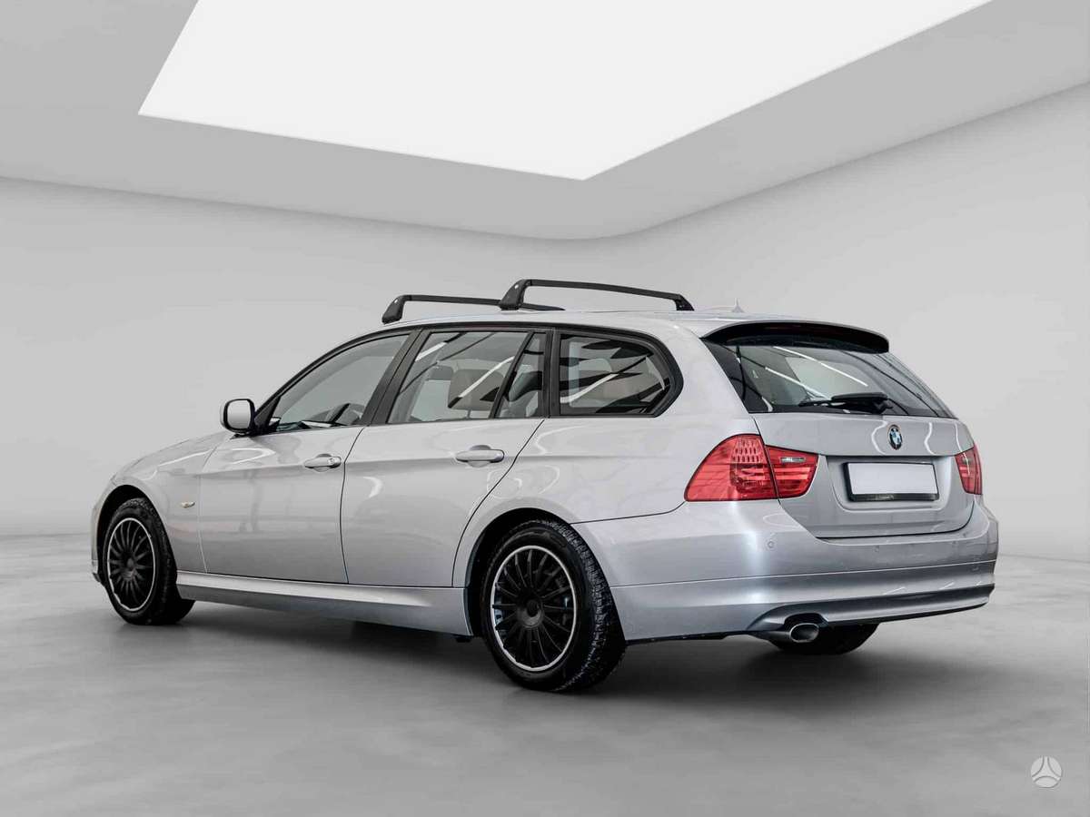 BMW 320 2010 — rear view