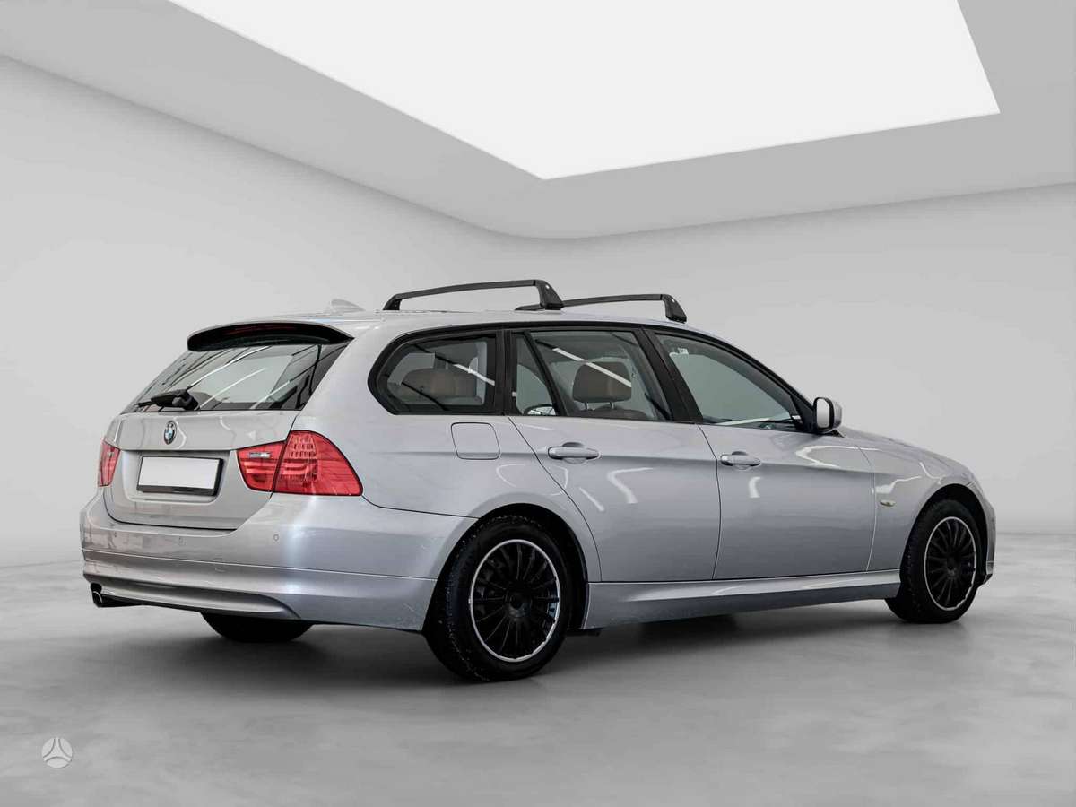 BMW 320 2010 — interior