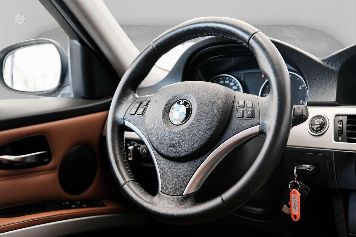BMW 320 2010 — photo 6