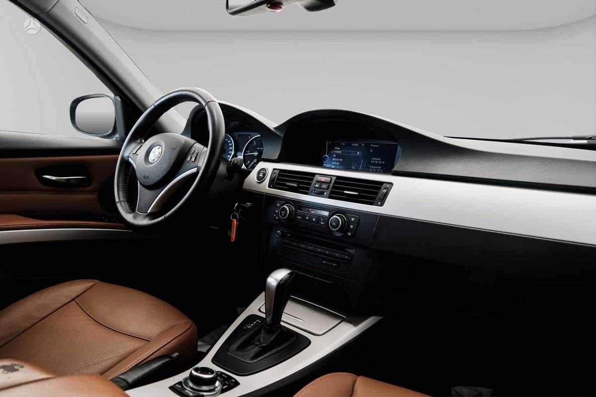 BMW 320 2010 — photo 7
