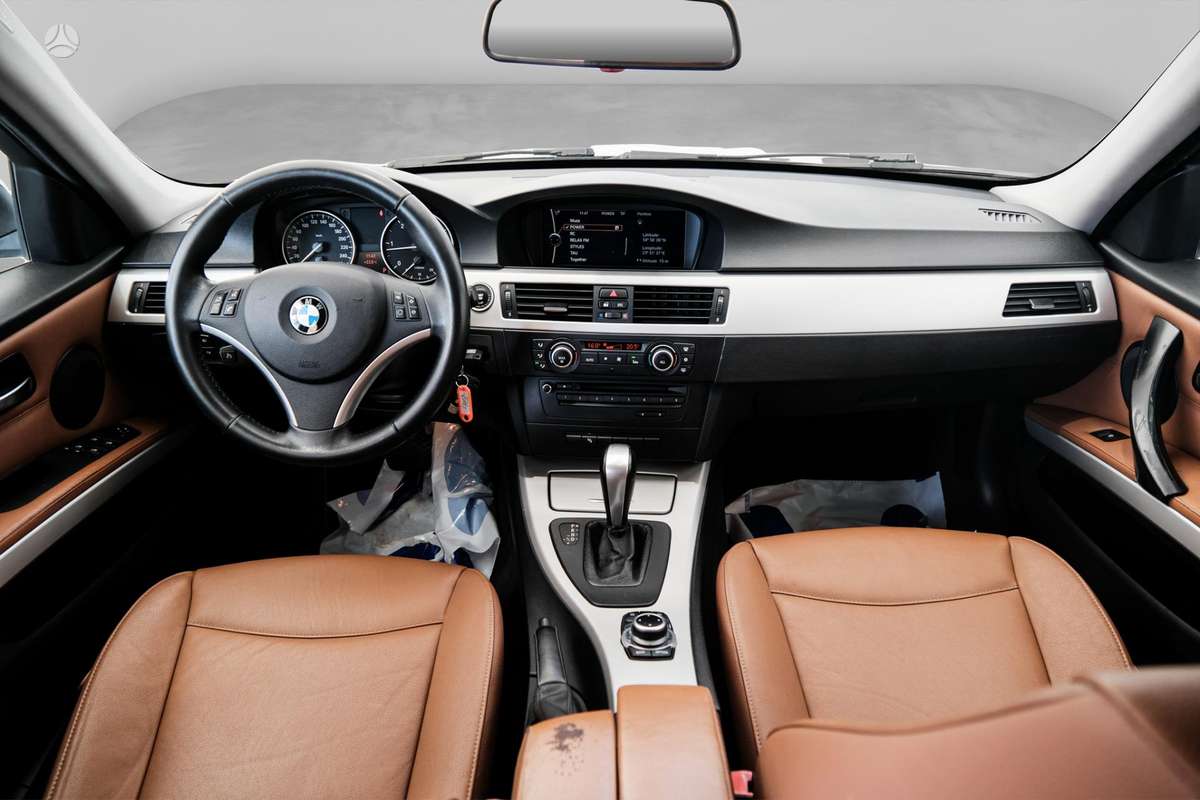 BMW 320 2010 — photo 9