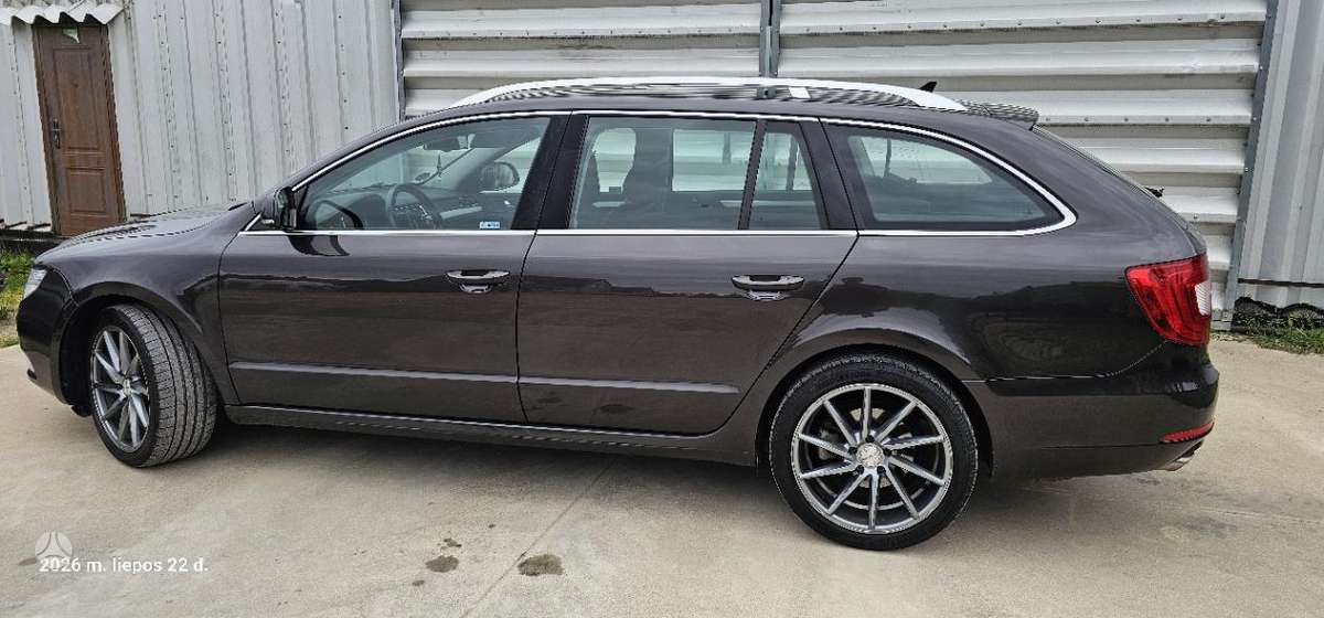Skoda Superb 2011 — rear view