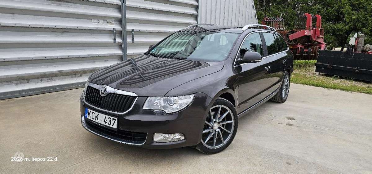 Skoda Superb 2011 — interior