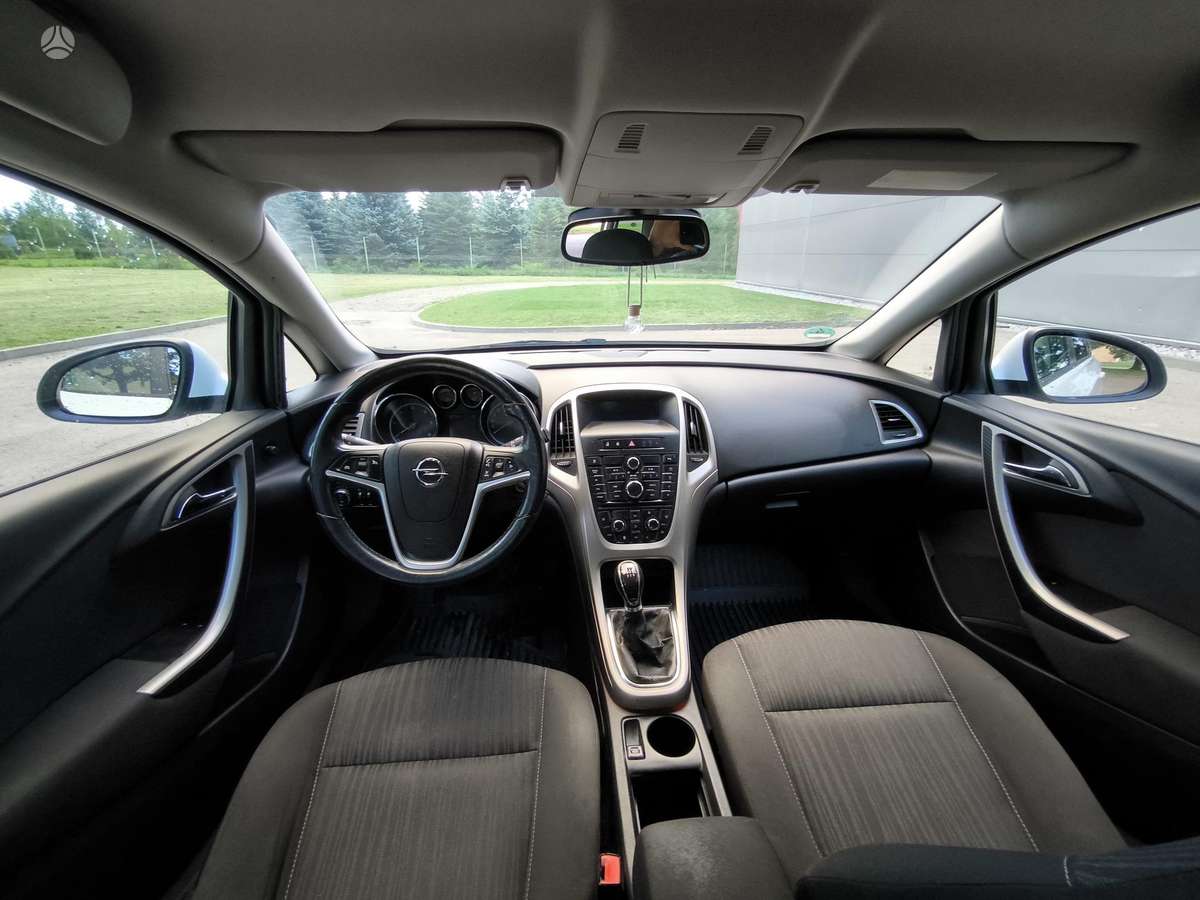 Opel Astra 2011 — photo 10
