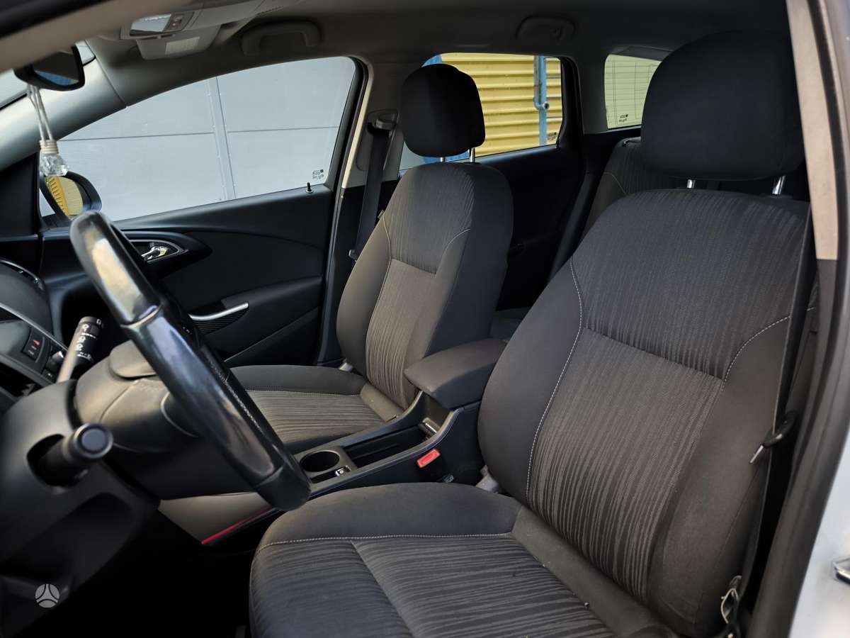 Opel Astra 2011 — photo 11