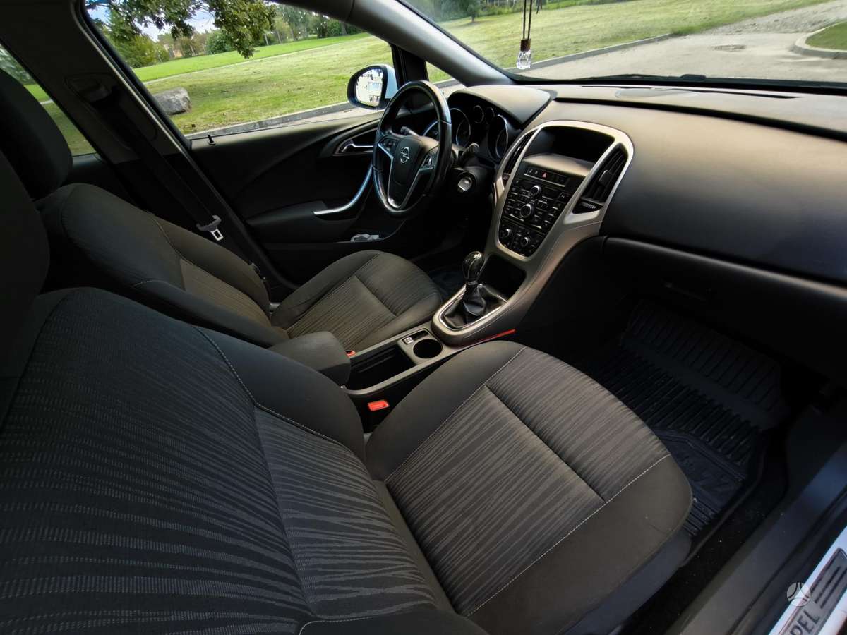 Opel Astra 2011 — photo 12