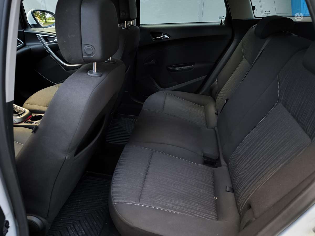 Opel Astra 2011 — photo 13