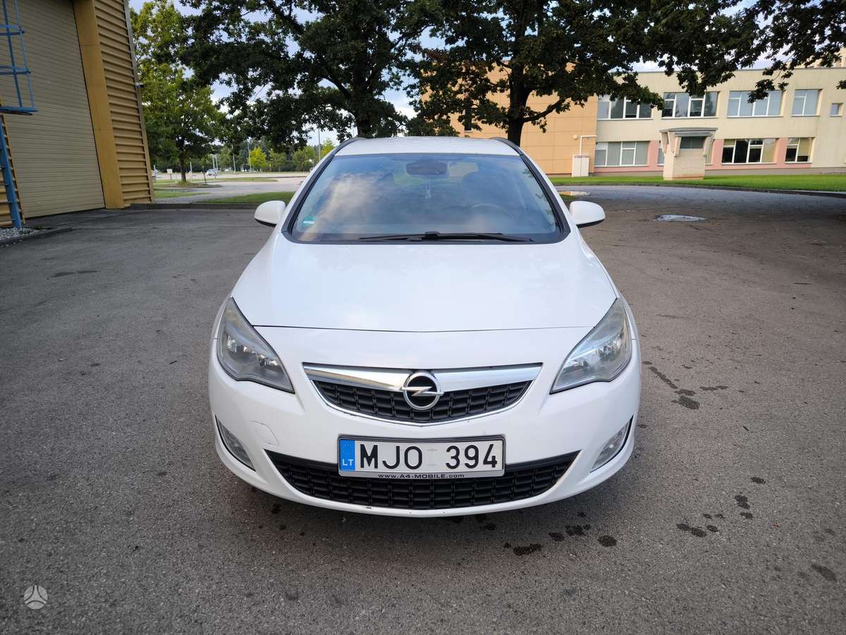 Opel Astra 2011 — rear view