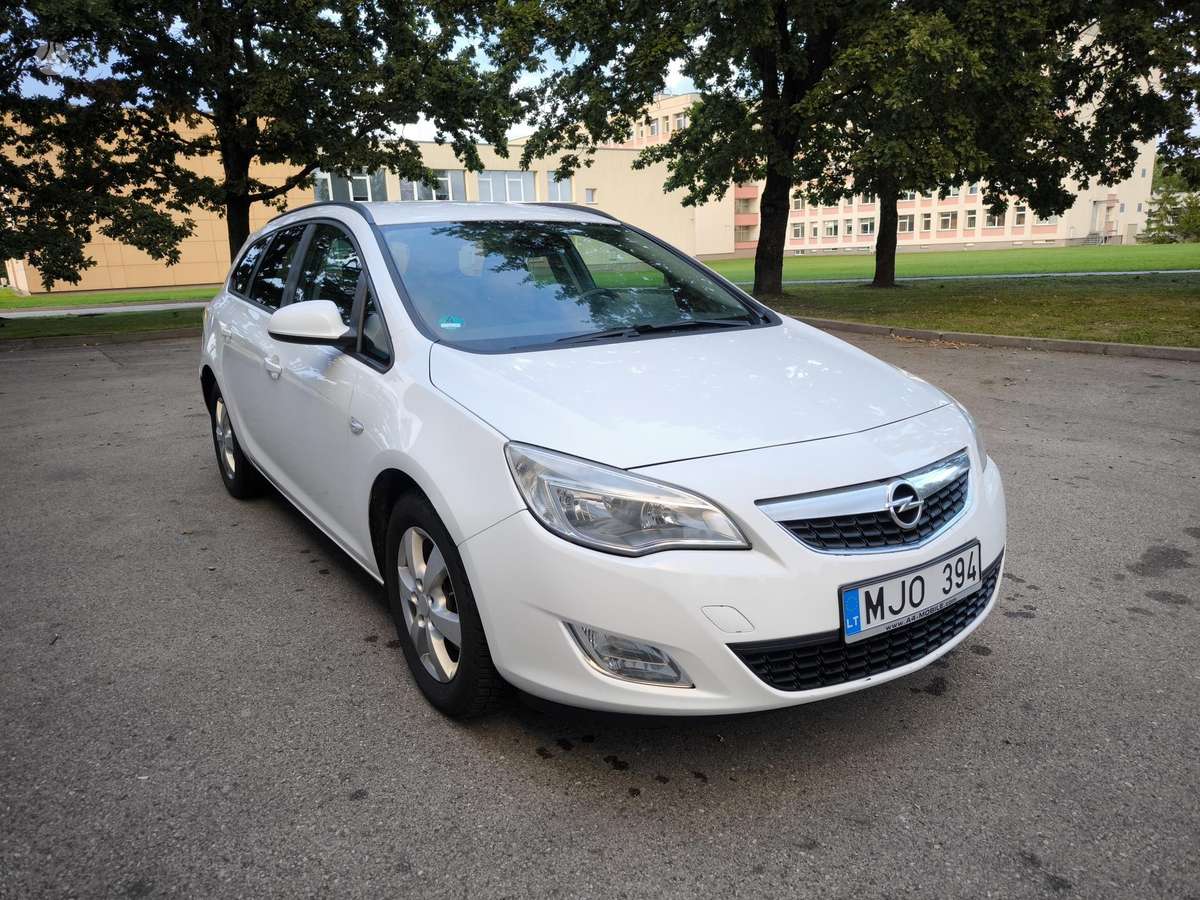 Opel Astra 2011 — interior