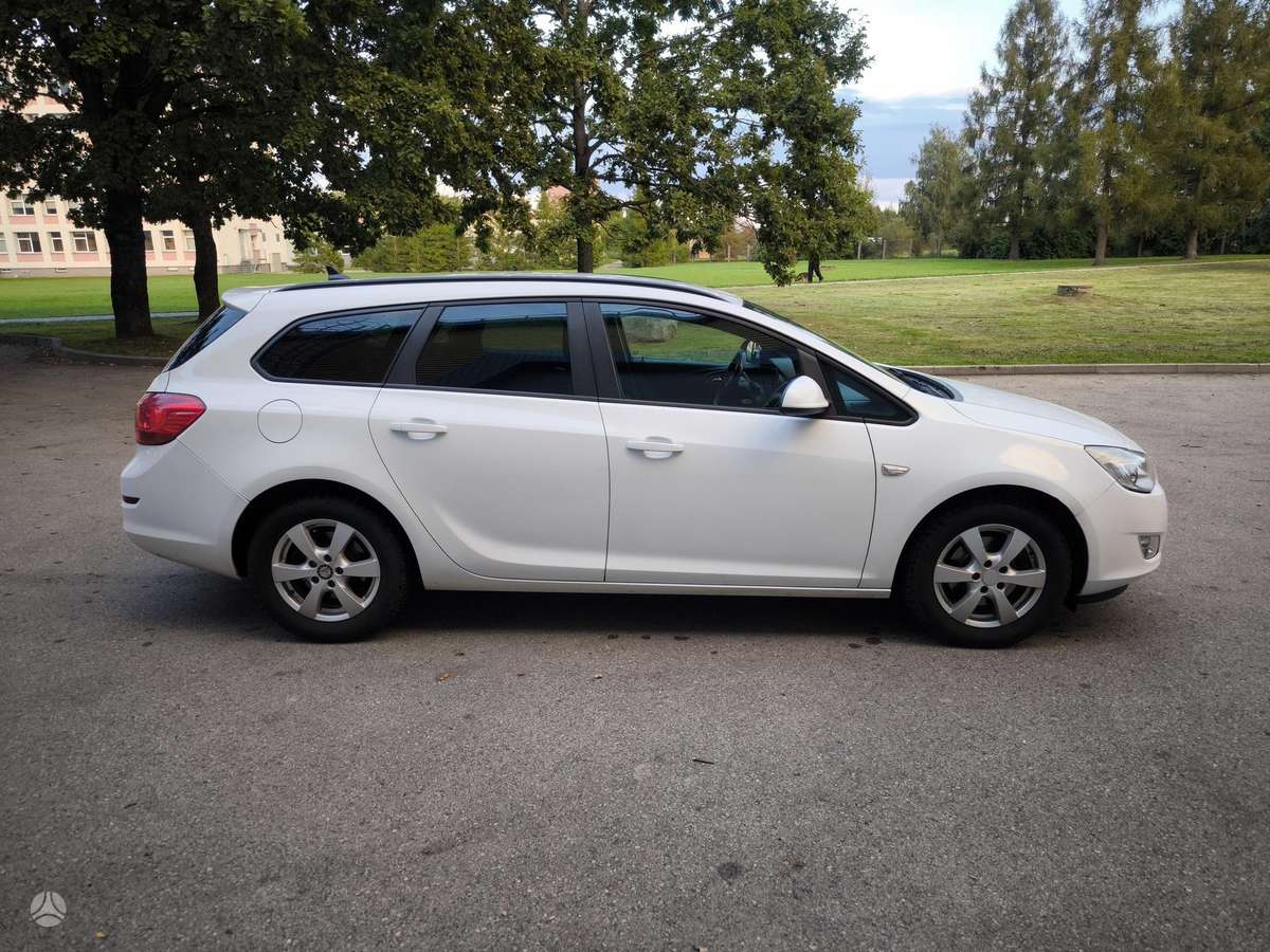 Opel Astra 2011 — engine 1686 cm³, 110 HP (81kW)
