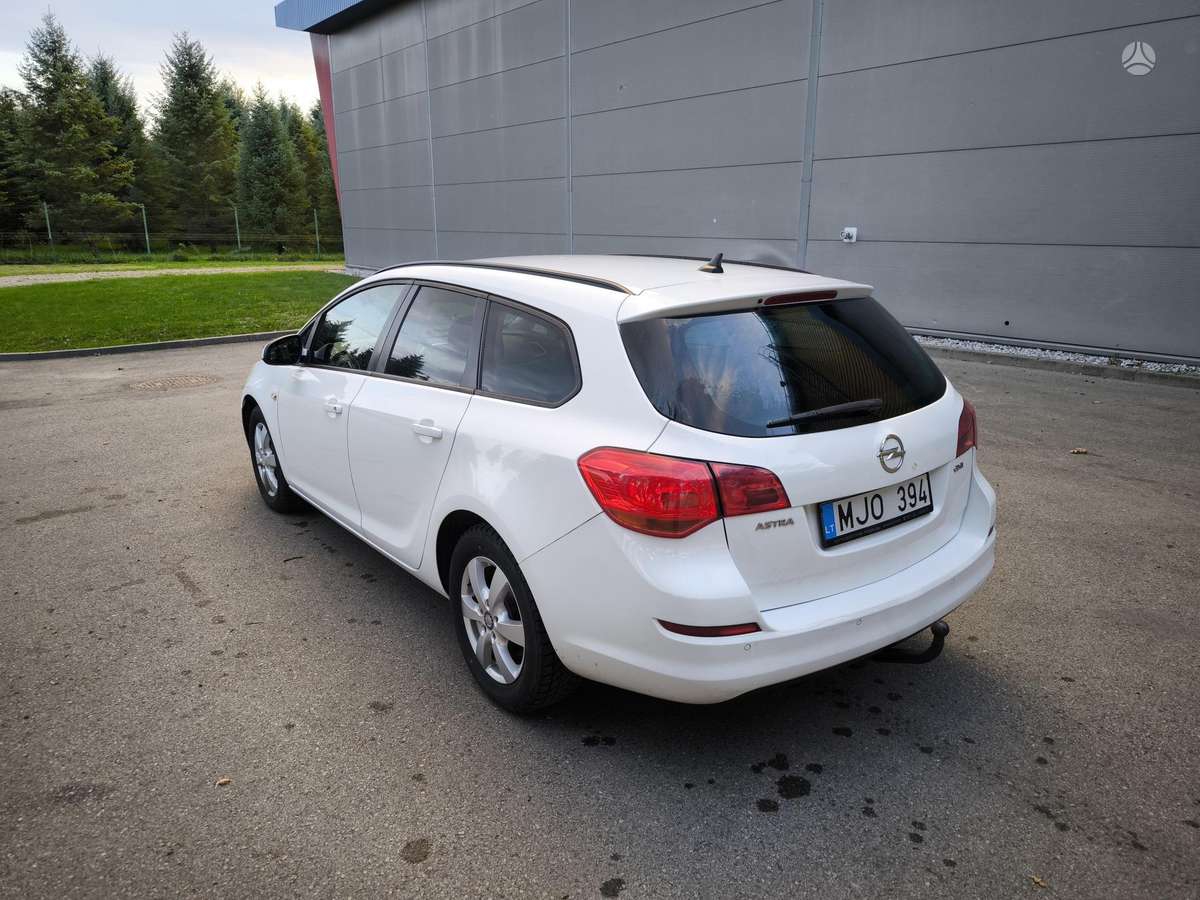 Opel Astra 2011 — photo 7