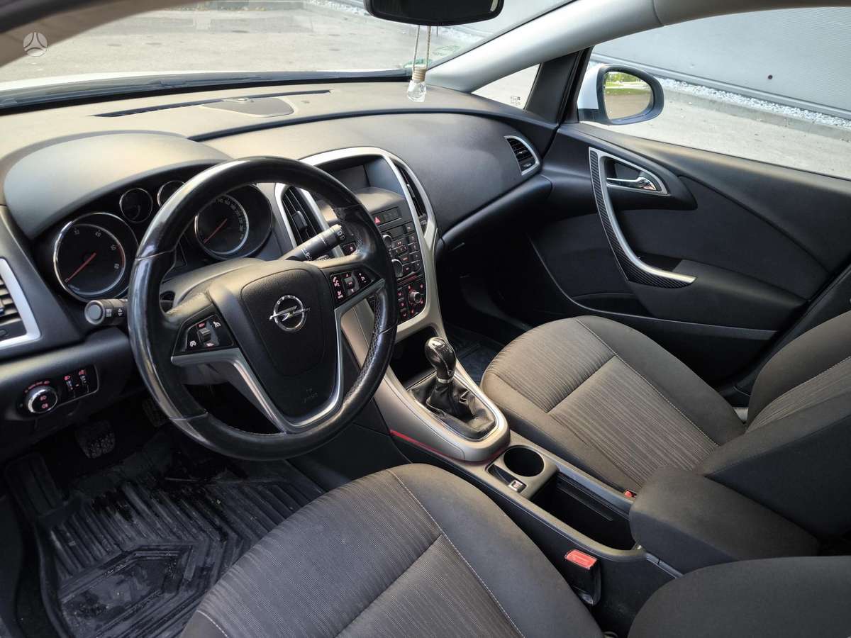 Opel Astra 2011 — photo 9
