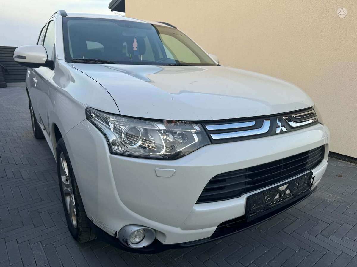 Mitsubishi Outlander 2013 — rear view
