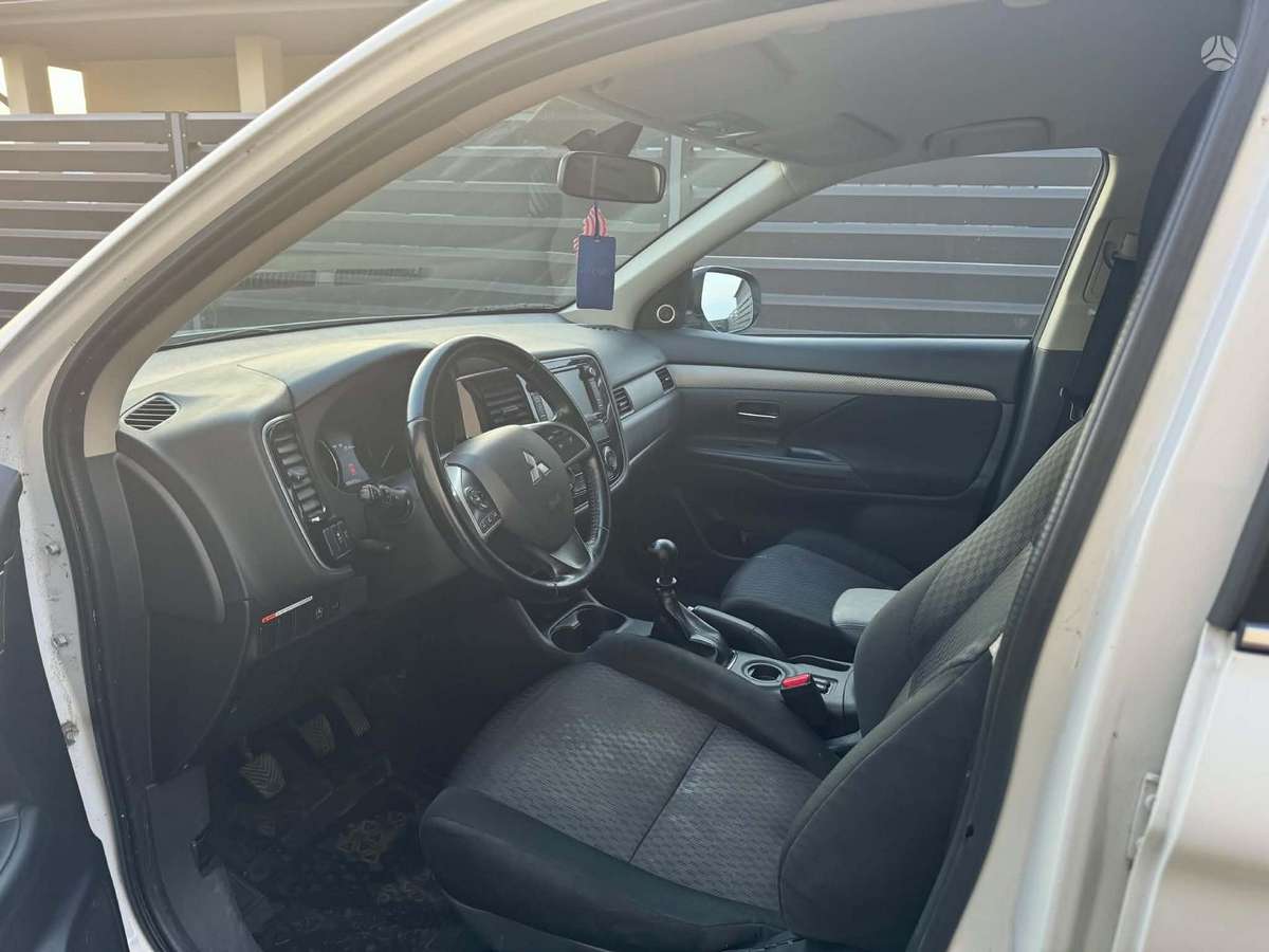 Mitsubishi Outlander 2013 — interior