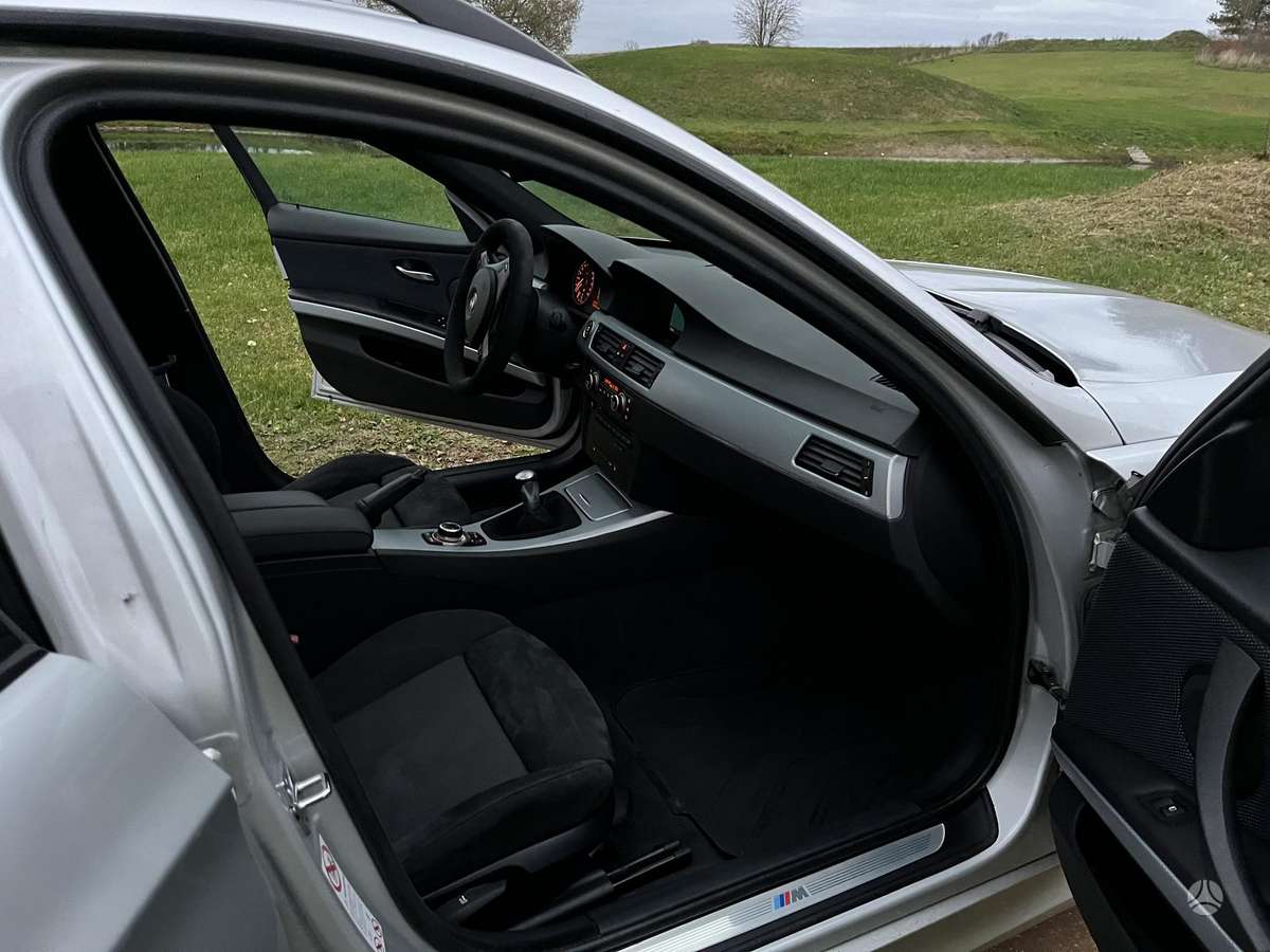 BMW 320 2009 — photo 16