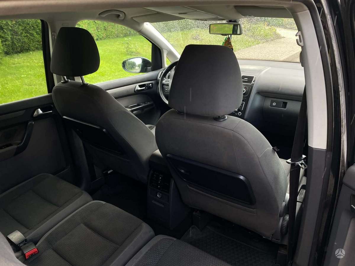 Volkswagen Touran 2011 — photo 11
