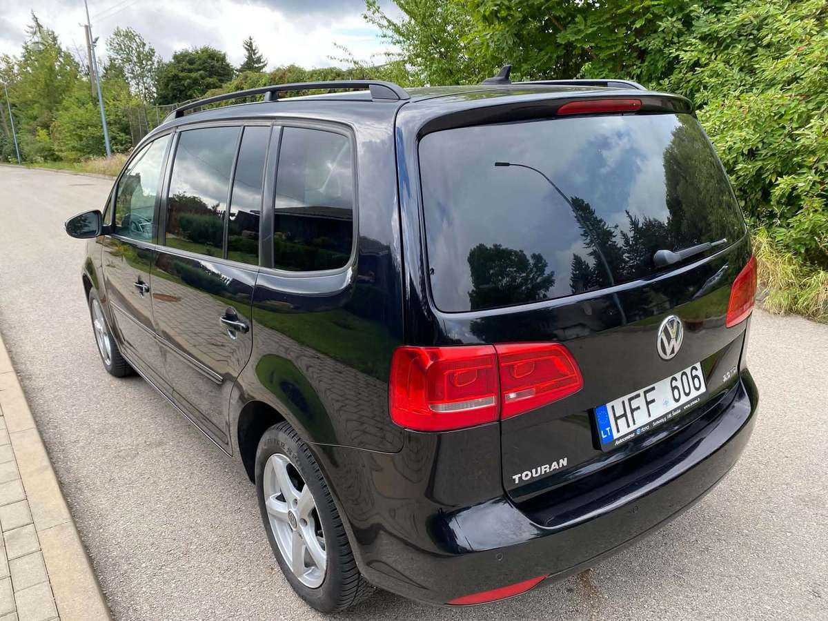 Volkswagen Touran 2011 — interior