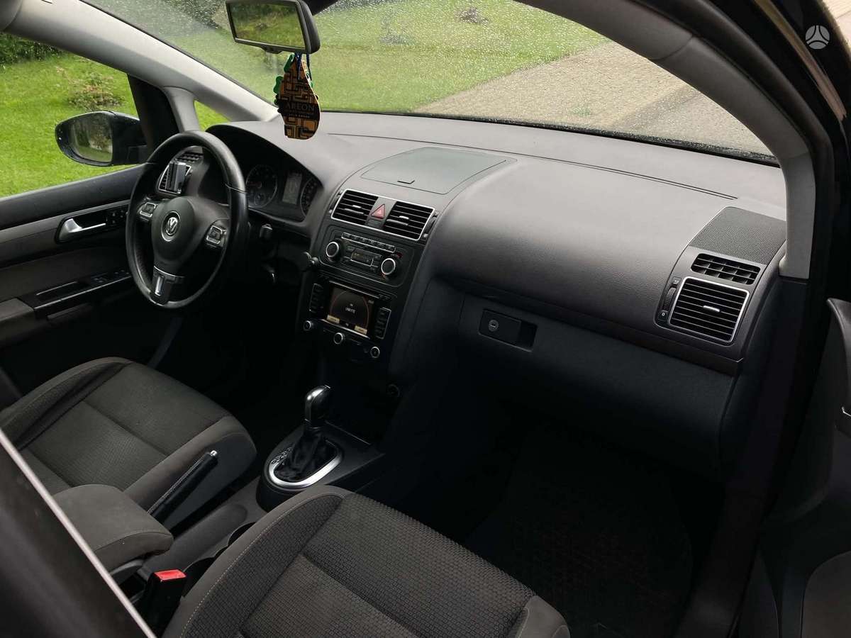 Volkswagen Touran 2011 — photo 8