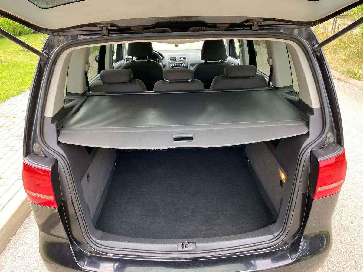 Volkswagen Touran 2011 — photo 9