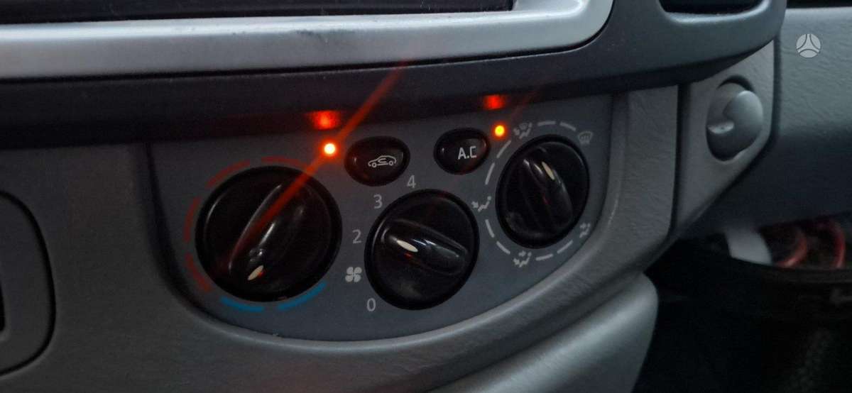 Renault Trafic 2013 — photo 16