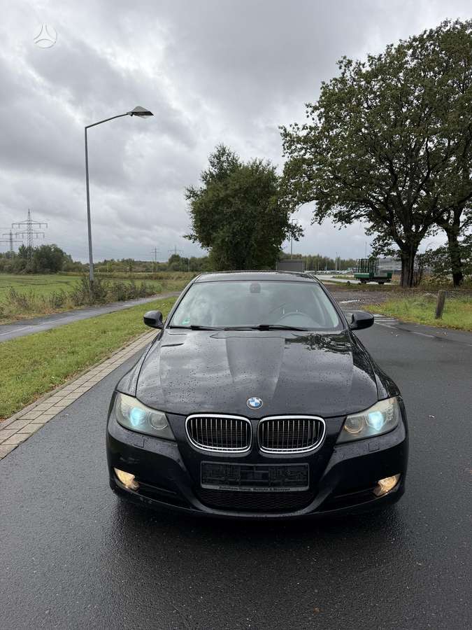 BMW 325 2010 — вигляд ззаду