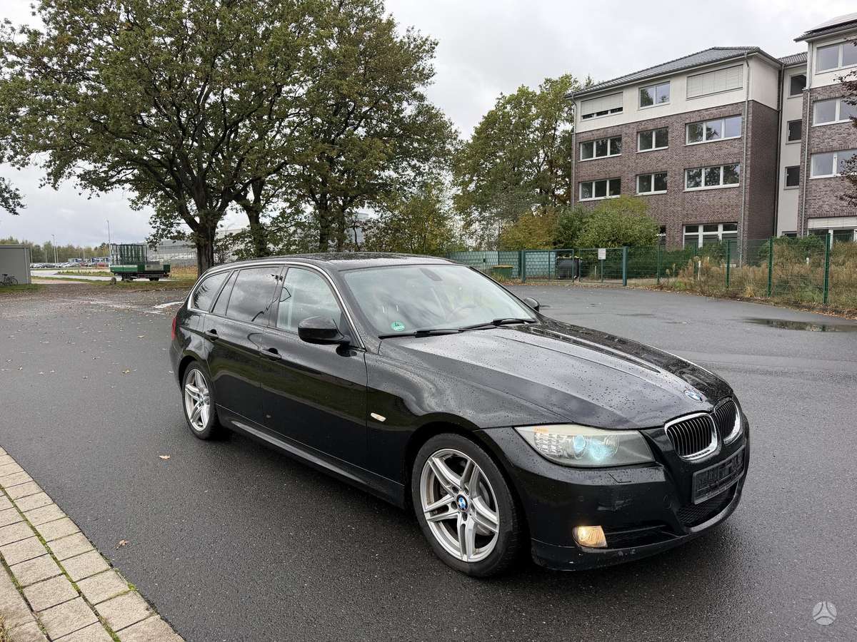 BMW 325 2010 — салон