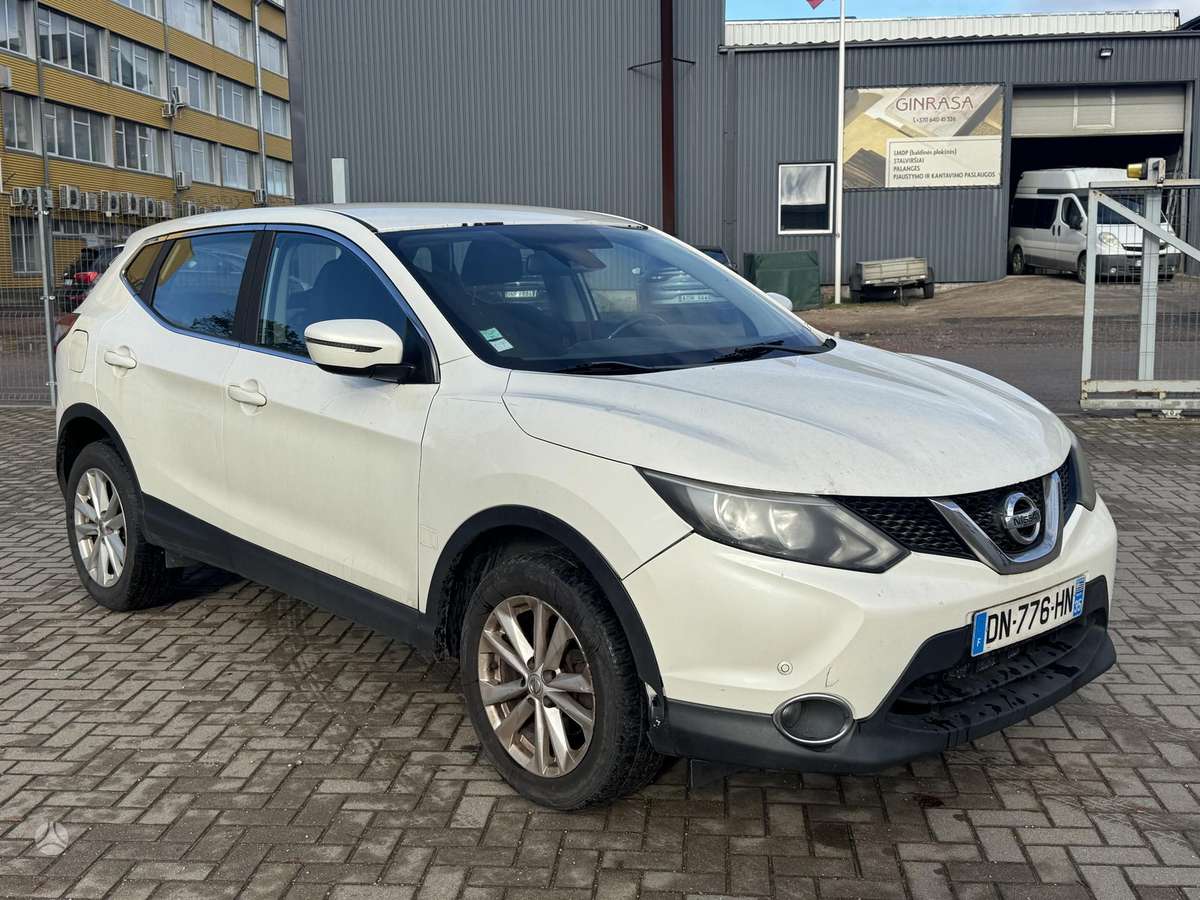 Nissan Qashqai 2015 — rear view