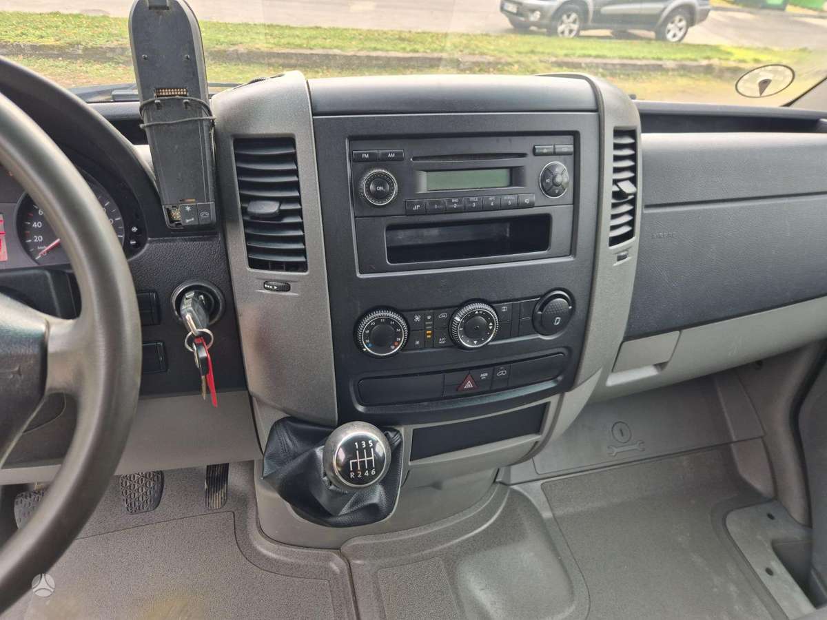 Volkswagen Crafter 2015 — photo 13