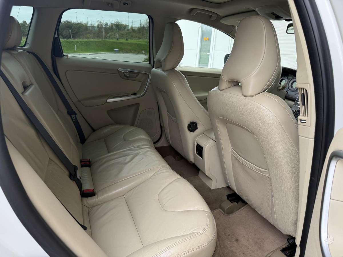 Volvo XC60 2010 — photo 10