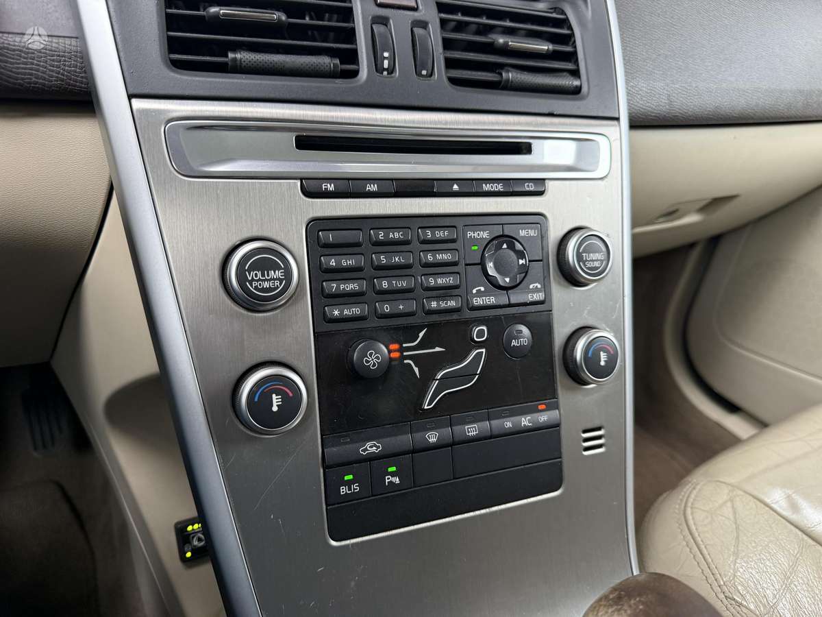 Volvo XC60 2010 — photo 12