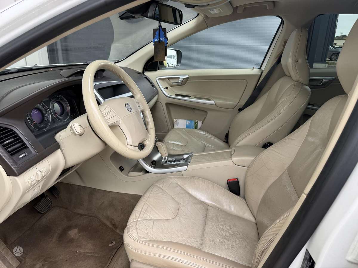 Volvo XC60 2010 — photo 8