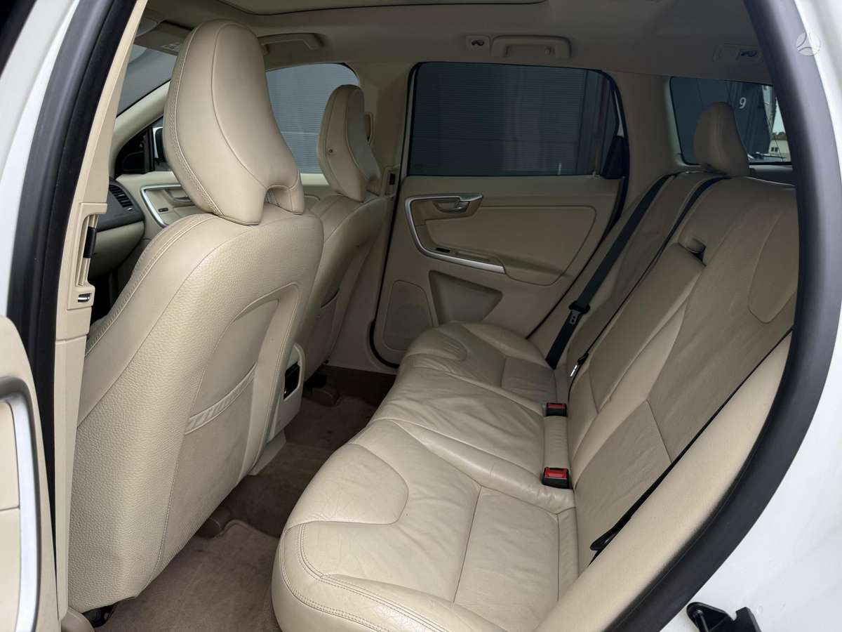 Volvo XC60 2010 — photo 9
