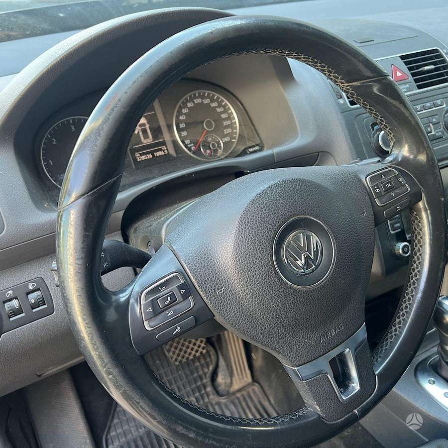 Volkswagen Touran 2011 — photo 18