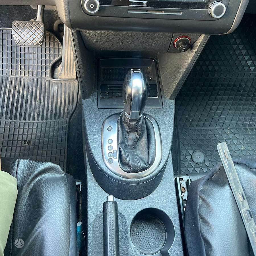 Volkswagen Touran 2011 — photo 21