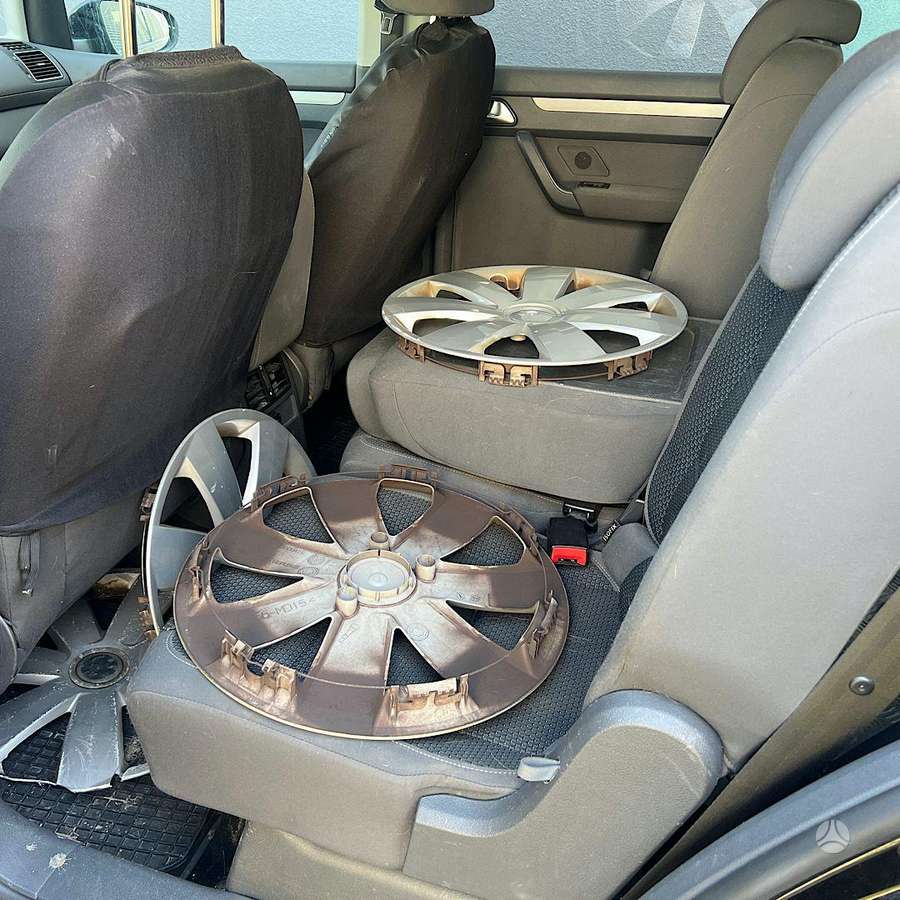 Volkswagen Touran 2011 — photo 23