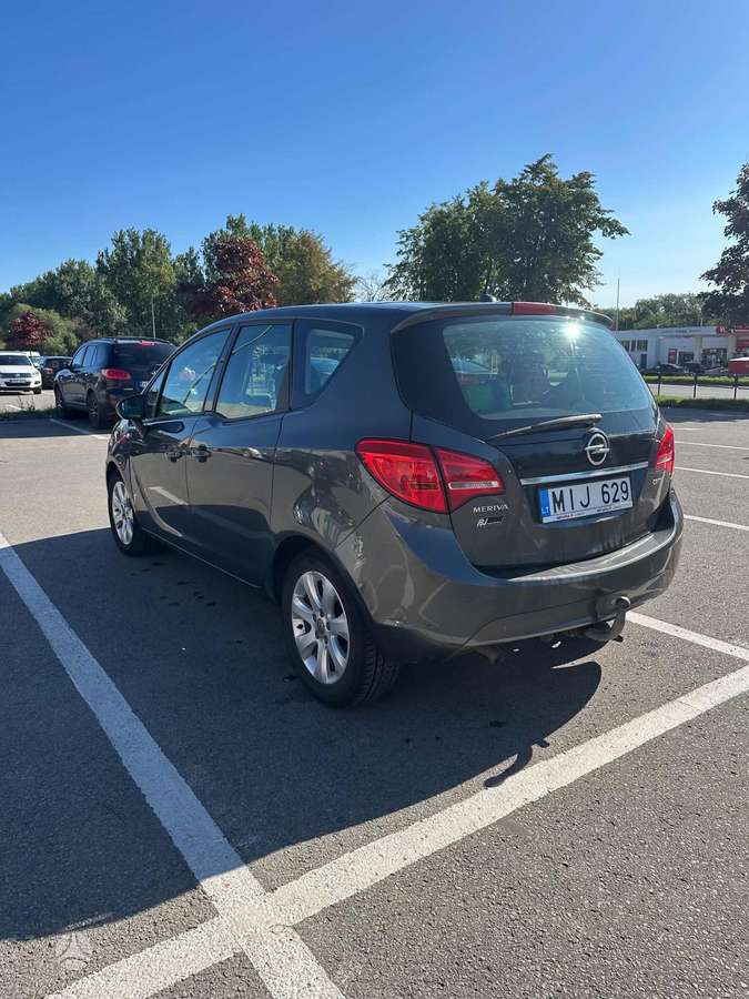 Opel Meriva 2010 — салон
