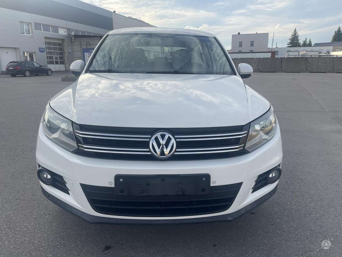 Volkswagen Tiguan 2012 — rear view