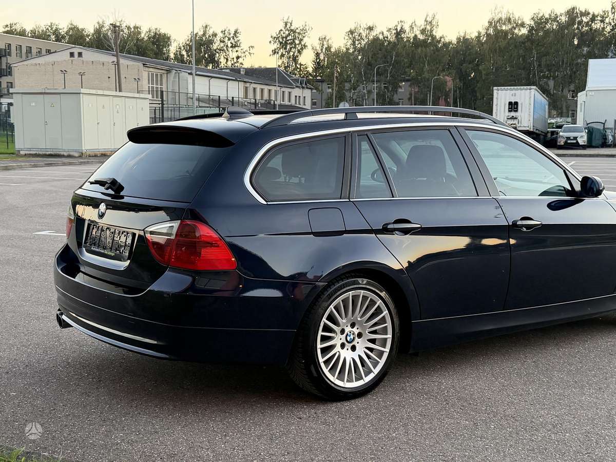 BMW 330 2006 — rear view