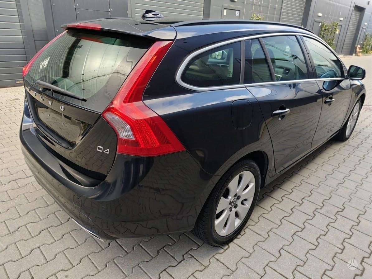Volvo V60 2015 — rear view