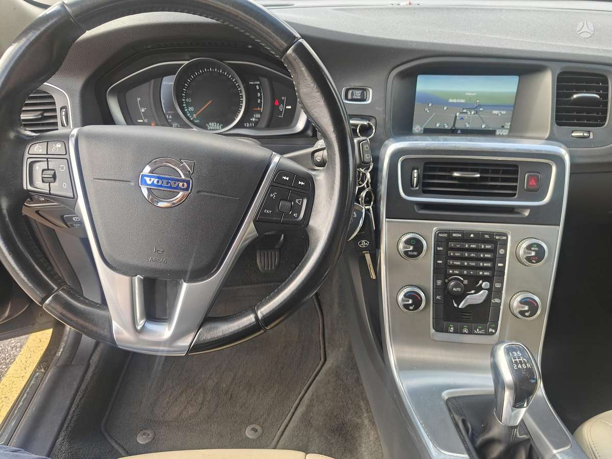 Volvo V60 2015 — photo 8