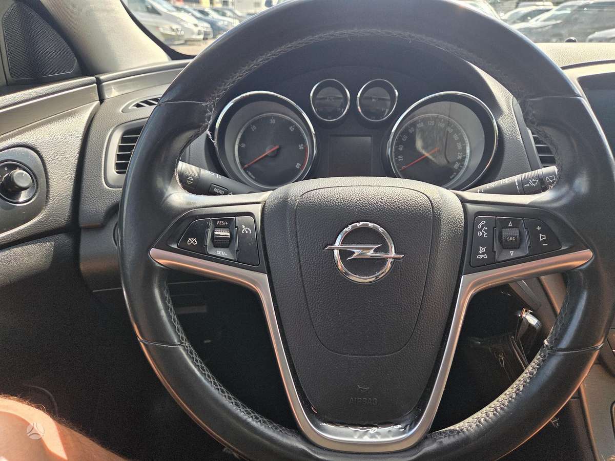 Opel Insignia 2011 — photo 16