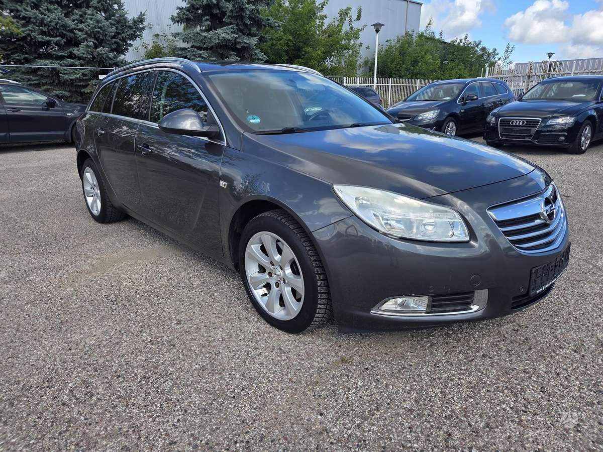 Opel Insignia 2011 — rear view