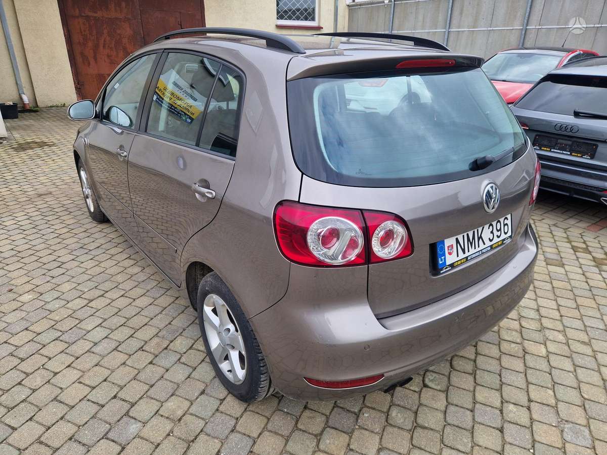 Volkswagen Golf 2009 — interior
